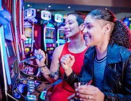 Pemain Indonesia memainkan slot online wasiad dari ponsel dengan transaksi Rupiah